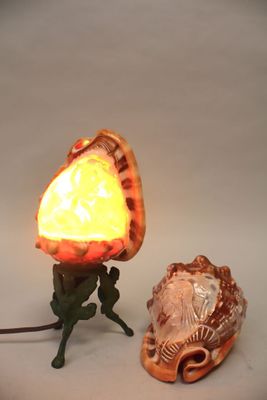 une petite lampe posée à côté d'un petit objet
