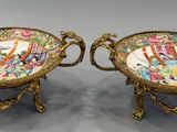 paire de plats chinois de la famille sur des socles