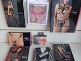 de nombreux articles de lingerie sur une étagère dans un magasin