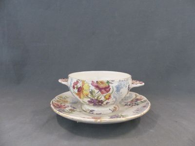 une tasse et une soucoupe sur une soucoupe sur une table