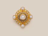 a gold and pearl broochle