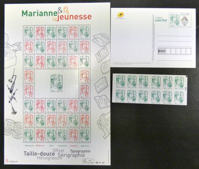 beaucoup de timbres posés sur la table, avec une photo d'eux dessus