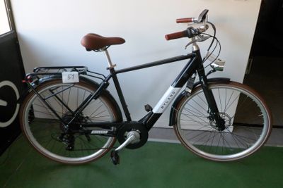 un vélo garé contre un mur