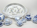beaucoup de vaisselle et de tasses bleues et blanches sur la table