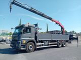 un gros camion équipé d'une grue à l'arrière