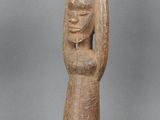 une petite statue représentant un homme tenant un oiseau dans ses mains