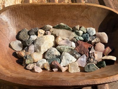 Réunion de minéraux et artisanat tahitien