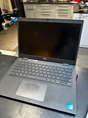 un ordinateur portable posé sur une table dans une pièce
