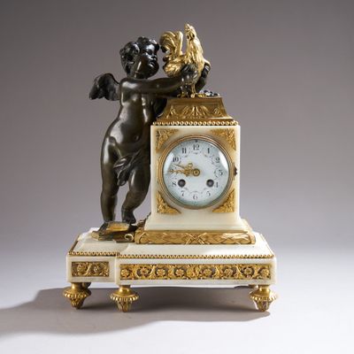 une petite horloge surmontée d'une statue