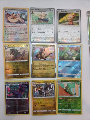 beaucoup de cartes pokemon sur le mur