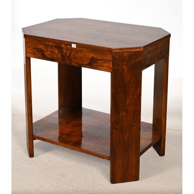l'image d'une table en bois avec un tiroir en dessous