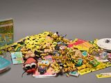 un tas de jouets et d'autres objets posés sur une table