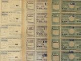 beaucoup de billets qui sont posés sur la table