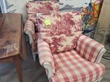 une chaise et une table dans une pièce dont les murs sont couverts de graffitis