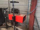 deux machines qui se trouvent l'une à côté de l'autre dans un garage