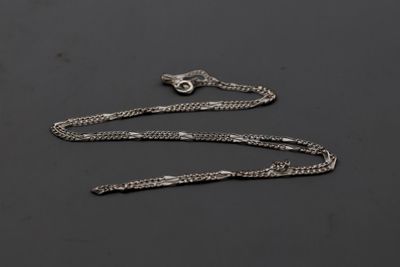 une chaîne en argent avec un fermoir sur un fond noir