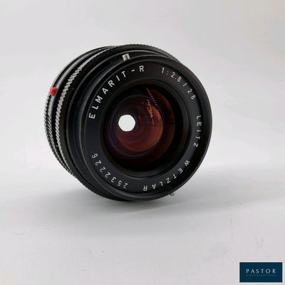 une image représentant un objectif d'appareil photo sur fond blanc