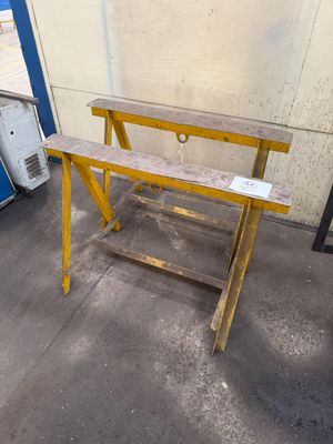 une table placée au milieu d'une pièce