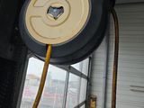 un tuyau fixé sur le flanc d'un bus