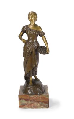 statue en bronze représentant une femme tenant un panier, posée sur un socle en marbre
