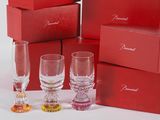 quatre verres à vin et une boîte sur la table