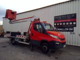 un camion rouge garé devant un bâtiment