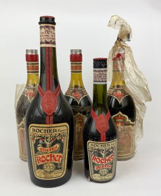 plusieurs bouteilles d'alcool sont alignées sur une surface blanche