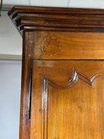 Armoire en noyer mouluré de réserves ouvrant à deux vantaux … (photo 3)