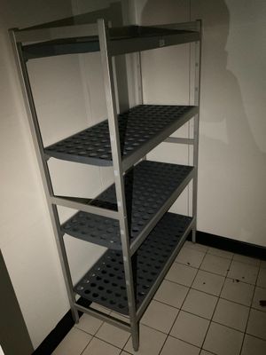 une étagère métallique dans le coin d'une pièce