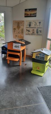 une pièce contenant beaucoup de meubles