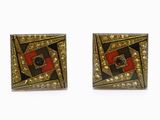 paire de boucles d'oreilles carrées dorées et noires, ornées de pierres rouges et noires