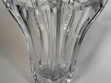 un vase en verre posé sur une table