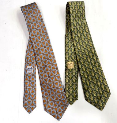 HERMÈS Deux cravates dont : - 1 cravate à motif de chaine bl… - Photo 1