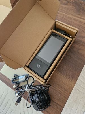 une boîte avec un téléphone portable à l'intérieur sur une table