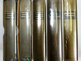 quatre livres sont alignés sur une surface blanche