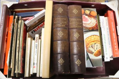 une boîte pleine de livres posée sur une table