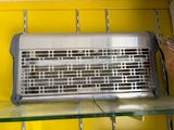 un grille-pain posé sur une étagère en verre dans une cuisine jaune