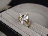 une bague qui se trouve dans une boîte sur une table
