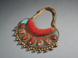 une photo d'un collier composé de perles et de pierres, posé sur une table