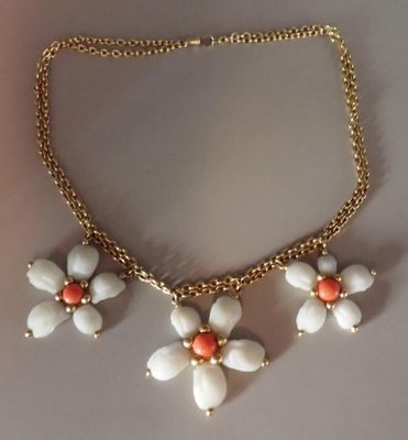gros plan d'un collier et de boucles d'oreilles sur une surface blanche