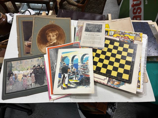 Lot d'affiches, reproductions, plateaux de jeux et divers