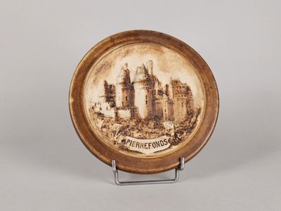 une assiette avec l'image d'un château