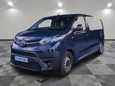 la camionnette bleue est garée sur un sol à carreaux dans une pièce