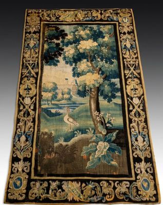 une tapisserie ancienne représentant des oiseaux et des fleurs dans un paysage