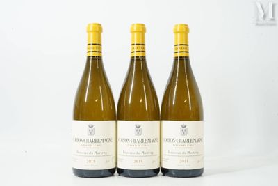 trois bouteilles de vin blanc posées les unes à côté des autres sur une table