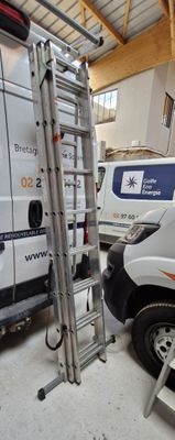 deux fourgonnettes garées l'une à côté de l'autre dans un garage