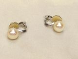 deux paires de boucles d'oreilles en perles posées sur un tissu blanc