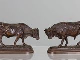 paire de sculptures en bronze représentant deux vaches, posées sur un socle en marbre