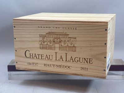 une boîte en bois sur laquelle figure l'image d'un bâtiment