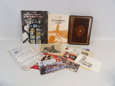 de nombreux livres et brochures posés sur une table blanche